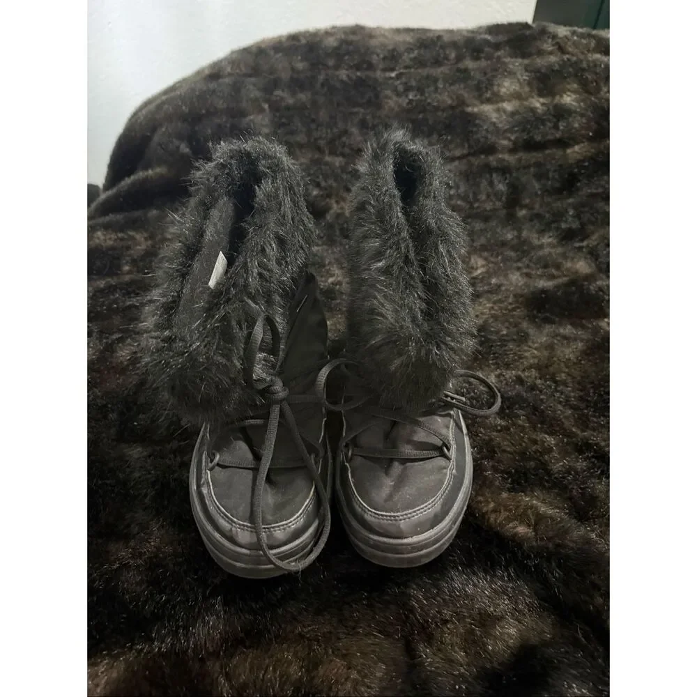 Crocs LodgePoint Boots Women's Size 7 Black Faux Fur Nylon Pull On Cinch Lace